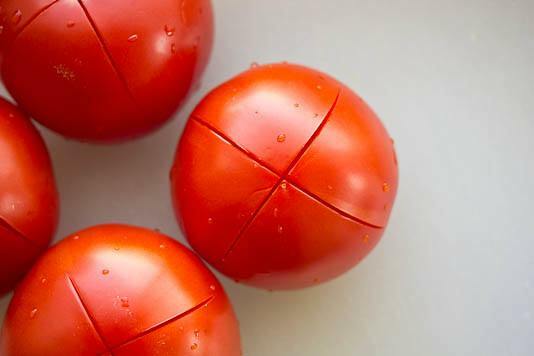 La técnica de pelar tomates