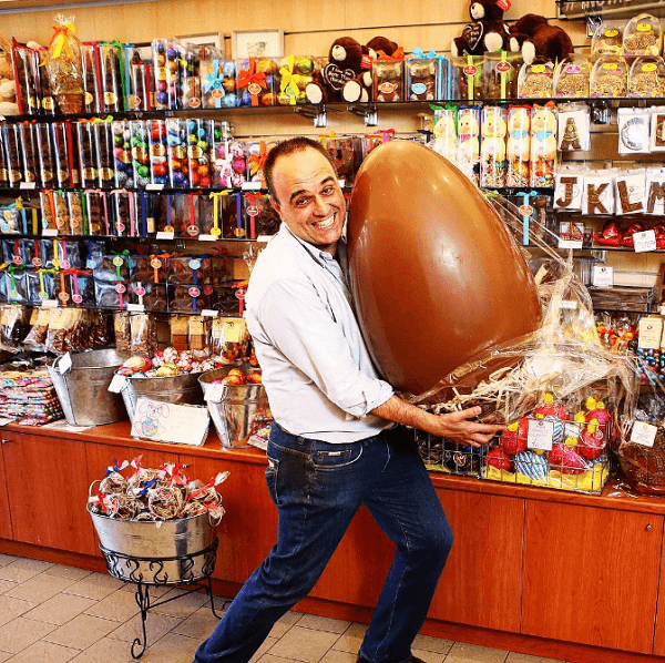John Kapos creó un Snapchat, inspirado en un gran huevo de Pascua de chocolate.