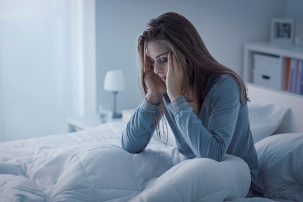 Una persona con insomnio insuficiente también causa dolor de cabeza intenso.
