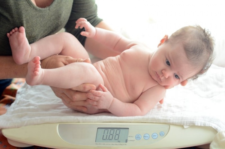 Cómo medir la altura y el peso de los bebés.