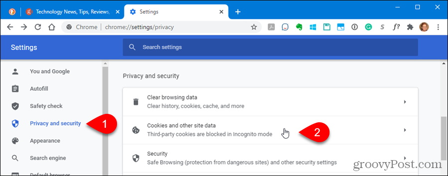 Haga clic en Cookies y datos del sitio en la configuración de privacidad y seguridad en Chrome.