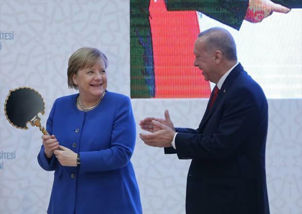 el momento en que Angela Merkel recibió un regalo del presidente Erdogan 
