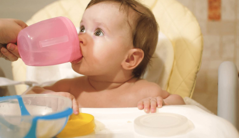 ¿Cuánta agua se debe dar a los bebés?