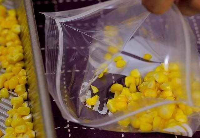 Cómo almacenar maíz en el congelador.