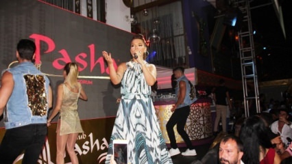 Demet Akalın dio un concierto con su vestido de 10 años.