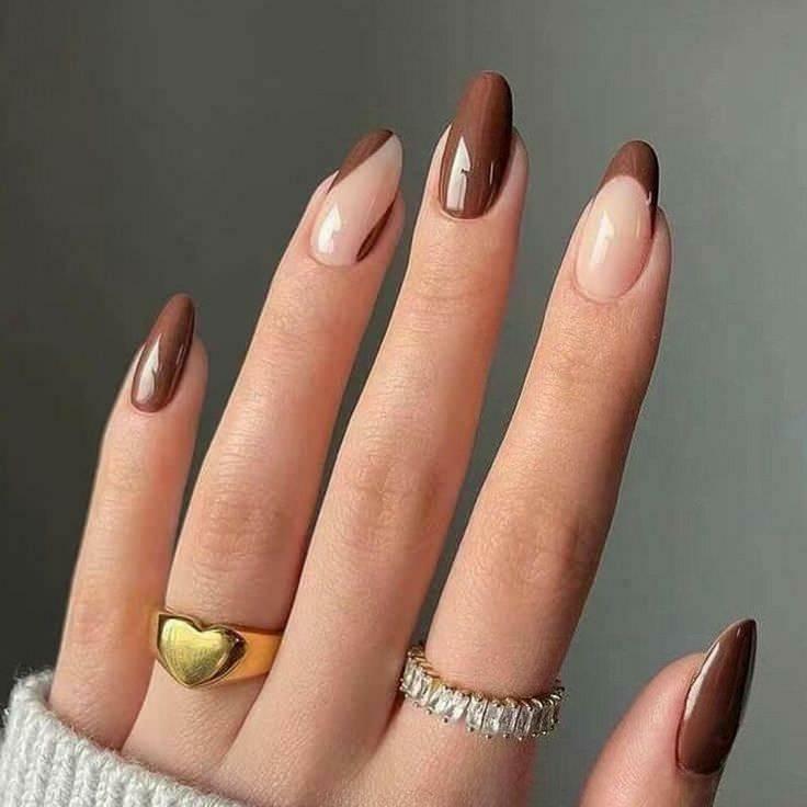 Muestra de esmalte de uñas en tonos marrones.