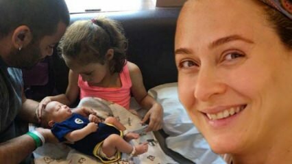 La nueva madre Ceyda Düvenci mostró la cara de su hijo