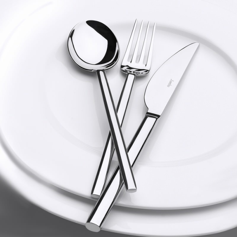 ¿Qué se debe considerar al comprar un juego de tenedor, cuchara y cuchillo para las mesas de Ramadán?