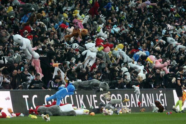 Juguetes tirados en partido de Beşiktaş