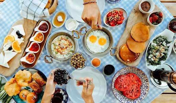 Desayuno en la granja de caballos. 