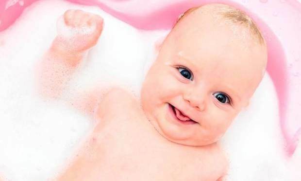 Si su bebé traga agua mientras se baña ...