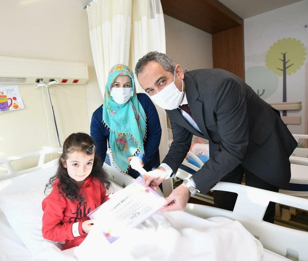 Emine Erdoğan transmitió sus deseos de curación a los niños que fueron tratados en el hospital.