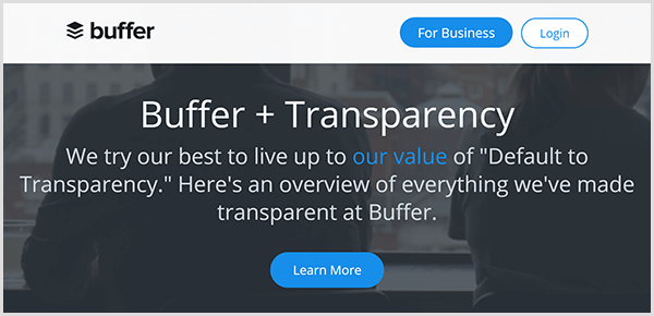 La página web de Buffer para la transparencia radical de la empresa tiene un fondo oscuro con el texto Hacemos todo lo posible para estar a la altura de nuestro valor de transparencia predeterminada. Aquí hay una descripción general de todo lo que hemos hecho transparente en Buffer. Aparece un botón azul Más información debajo del texto.