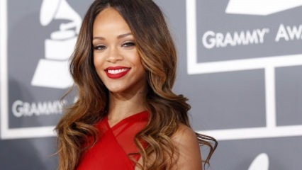 Lección de equitación de lápiz labial rojo en línea de Rihanna