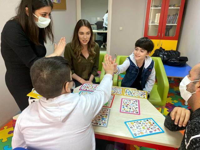 Significativa visita de Mustafa Konak, hijo de Burcu Biricik, con autismo en la serie de televisión 'Fatma'