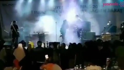 ¡El tsunami en Indonesia se reflejó en las cámaras durante el concierto!