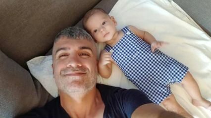 El hijo de Özcan Deniz tiene 9 meses.