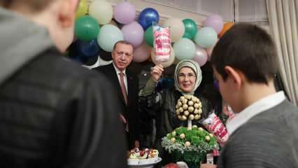 Una publicación de la Primera Dama Erdogan sobre iftar ¡acogen a los niños en las Casas del Amor!