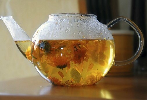 Si vierte agua hirviendo mientras prepara té de hierbas ...