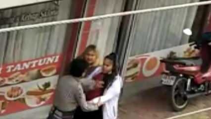 Dos hermanas golpean a un hombre en la calle