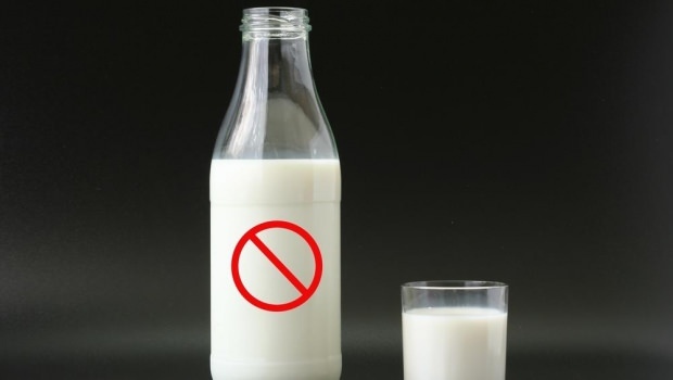 ¿Deberían los bebés recibir leche de vaca?