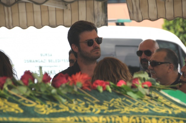 Kivanc Tatlitug en el funeral del padre de Virgo