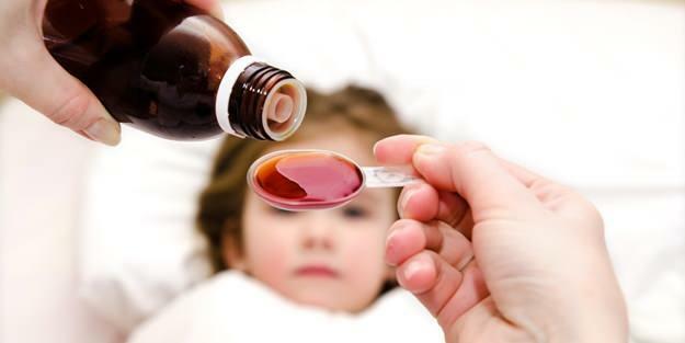 Cuando le dé medicamentos a sus hijos, tenga cuidado de darles la dosis recomendada por el médico.