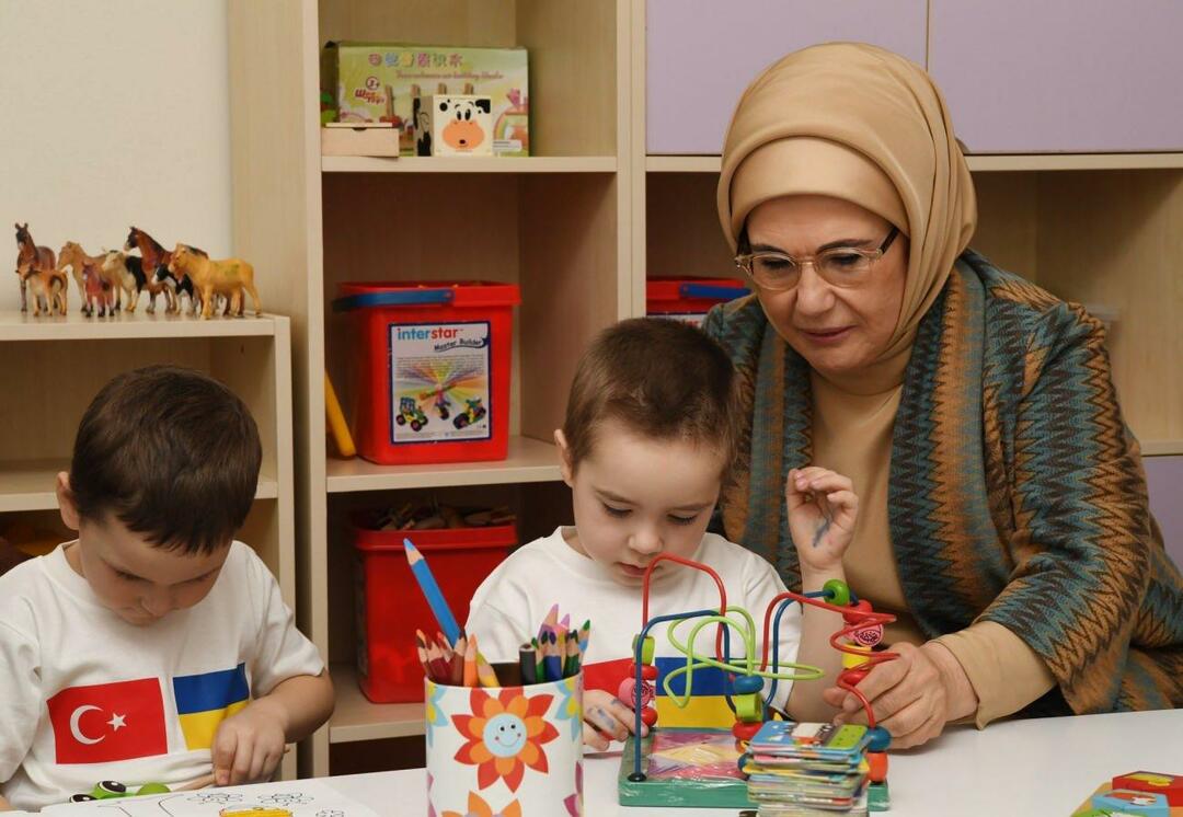 Emine Erdogan jugó con niños ucranianos