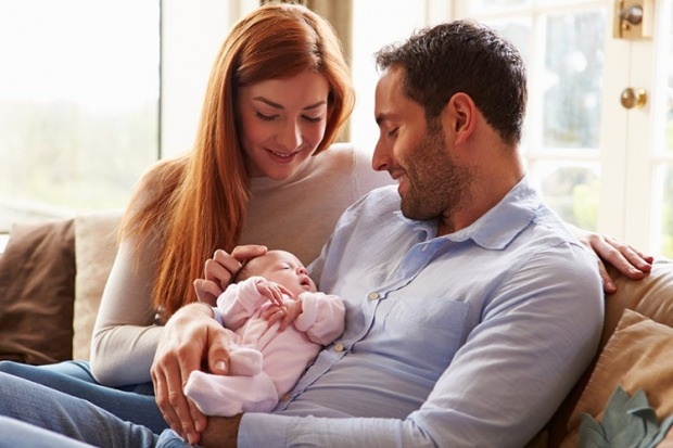 ¿Qué se debe hacer a los recién nacidos después del nacimiento?
