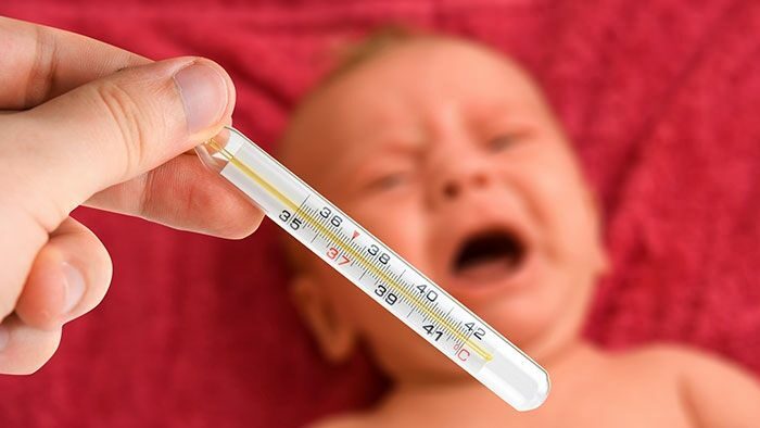 ¿Qué se debe hacer al bebé con fiebre?