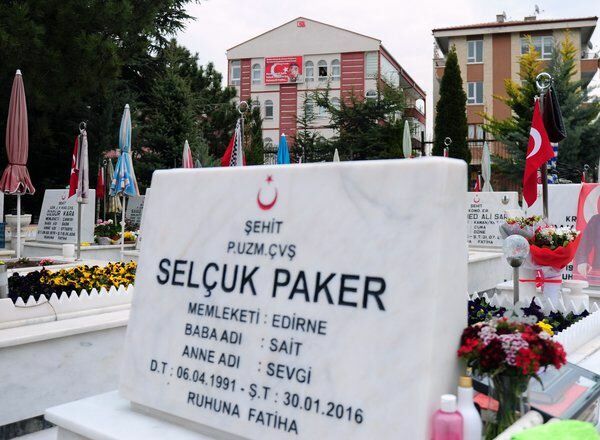 ¡La madre del mártir Selcuk Paker se mudó frente a la tumba de su hijo!