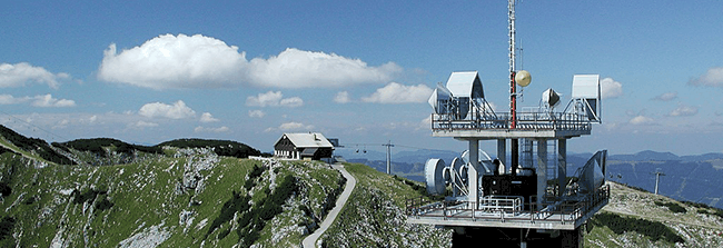Torre de radio en una montaña en Austria