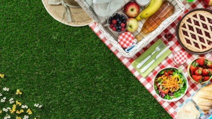 ¿Cuáles son los materiales que se deben colocar en la canasta de picnic?