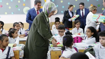 ¡La Primera Dama Erdogan entregó cuadernos a los estudiantes!