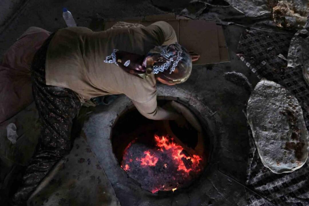 ¡Dejó su pueblo de montaña y se convirtió en el jefe de la panadería que abrió! Haciendo pan tandoori...