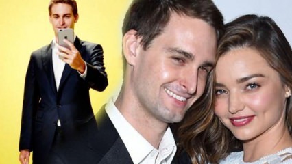 Miranda Kerr, la esposa modelo del fundador de Snapchat, ¡la cara de Evan está hinchada!