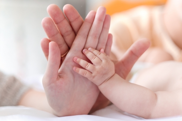 ¿Por qué están frías las manos de los bebés?