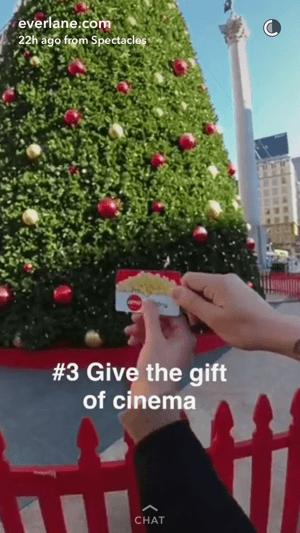 La historia de Everlane en Snapchat mostraba a un embajador de la marca entregando una tarjeta de regalo de película.