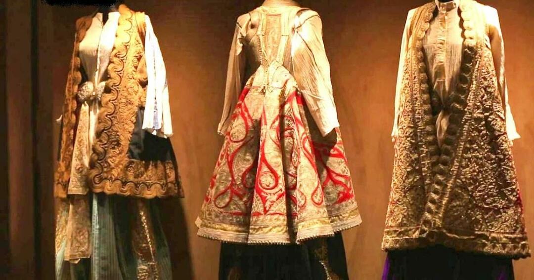 ¿Cómo era la ropa de las mujeres en el Palacio Otomano en los siglos XVIII y XIX?