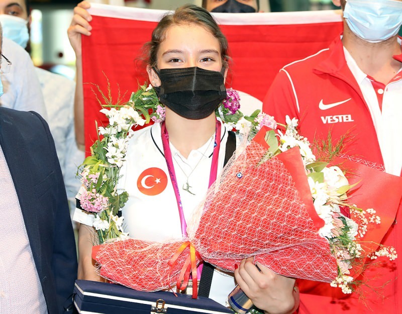 ¡La gimnasta nacional Ayşe Begüm Onbaşı está de vuelta en casa!