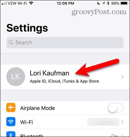 Toca tu nombre en la aplicación Configuración en iOS
