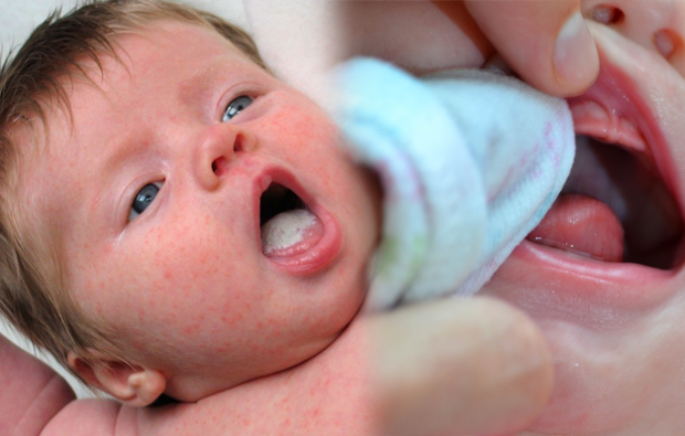 ¿Cómo le duele la boca a los bebés?