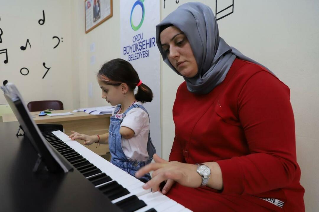 Zeynep está aprendiendo a tocar el piano con su madre.
