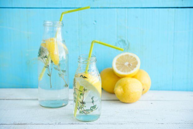  bebiendo jugo de limon