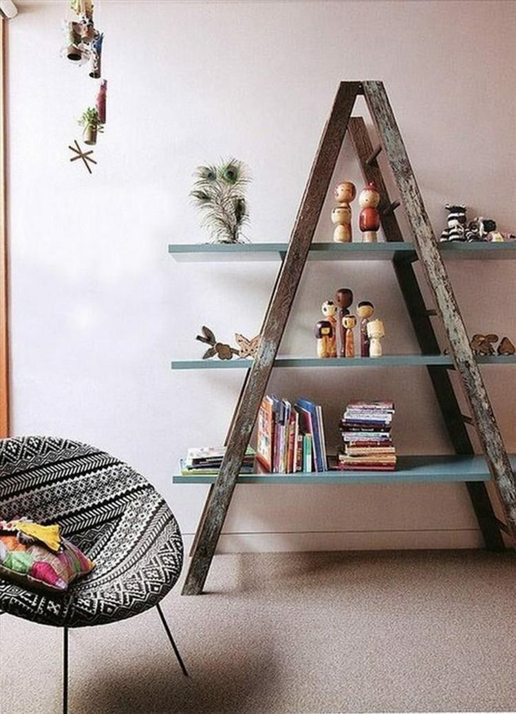 Hacer estantería decorativa con escalera antigua