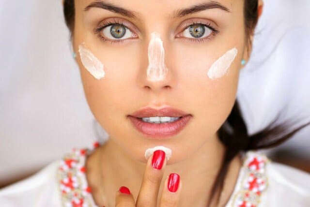 Para limpiar la piel adecuada: tómate un descanso del maquillaje