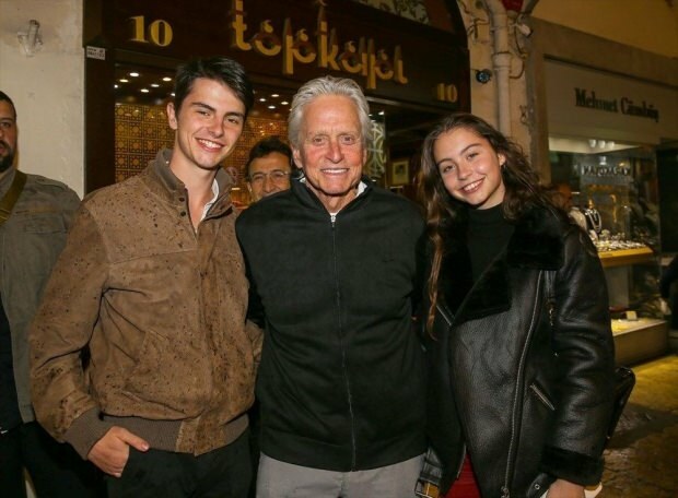 Michael Douglas con sus hijos en Izmir