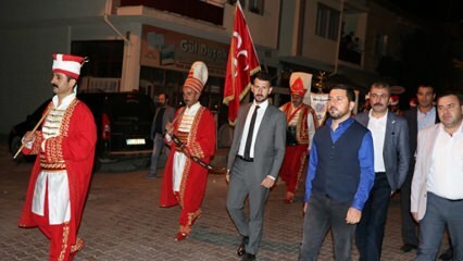 El alcalde de Nevşehir levantó a las personas con el equipo de mehter