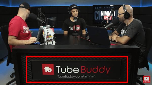 Esta es una captura de pantalla de una transmisión en vivo de Nimmin Live con Nick Nimmin. El escritorio del estudio de transmisión en vivo muestra que TubeBuddy patrocina el programa.