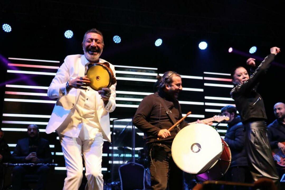Hakan Altun subió al escenario en Kocaeli